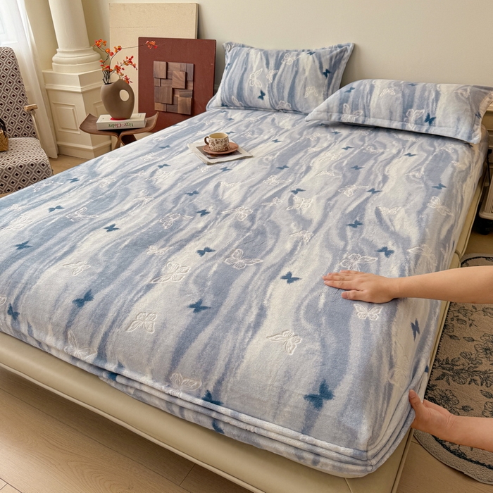 91家纺网 家纺一手货源 找家纺 LIFE.丽芙 2025秋冬新款A类牛奶绒230g立体雕花加厚单层床笠单件床垫子保护套罩子三件套 镜花蝶梦-蓝