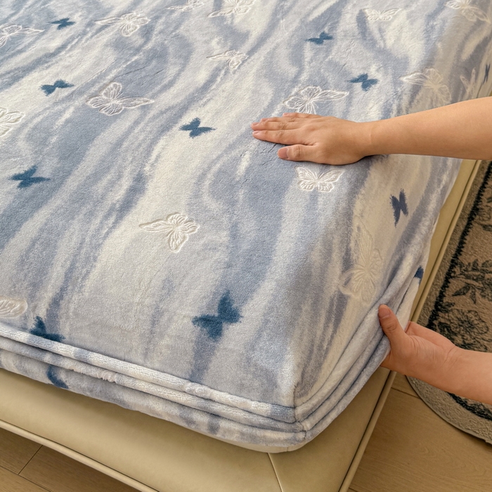 91家纺网 家纺一手货源 找家纺 LIFE.丽芙 2025秋冬新款A类牛奶绒230g立体雕花加厚单层床笠单件床垫子保护套罩子三件套 镜花蝶梦-蓝