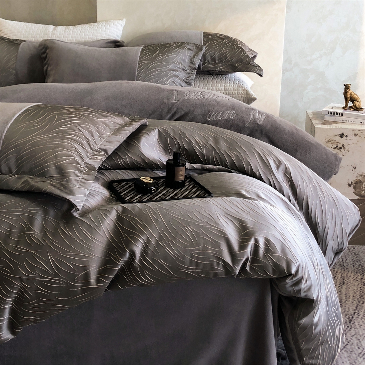 91家纺网 家纺一手货源 找家纺 换种生活 2025新款A类浮雕牛奶绒刺绣四件套 流动-灰