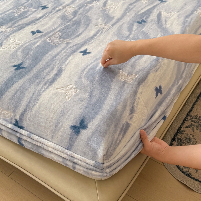 91家纺网 家纺一手货源 找家纺 LIFE.丽芙 2025秋冬新款A类牛奶绒230g立体雕花加厚单层床笠单件床垫子保护套罩子三件套 镜花蝶梦-蓝