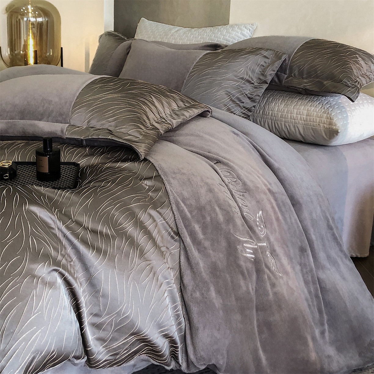 91家纺网 家纺一手货源 找家纺 换种生活 2025新款A类浮雕牛奶绒刺绣四件套 流动-灰