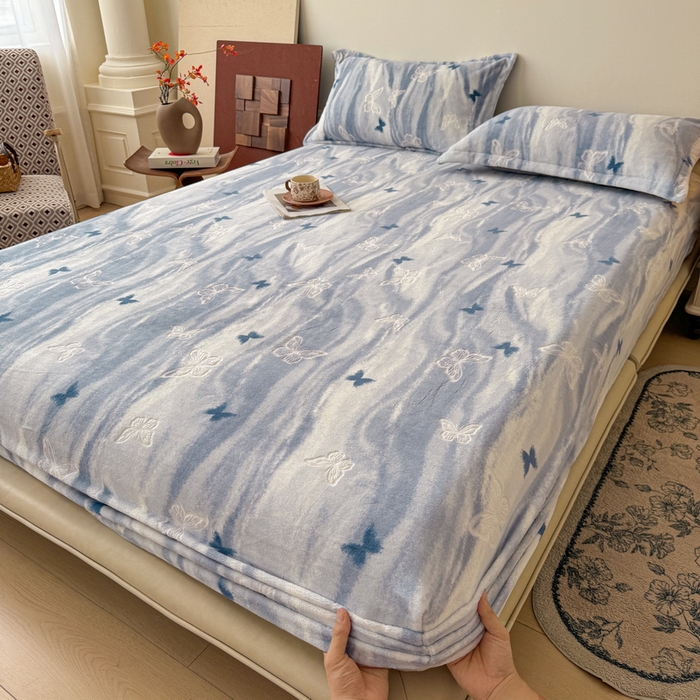 91家纺网 家纺一手货源 找家纺 LIFE.丽芙 2025秋冬新款A类牛奶绒230g立体雕花加厚单层床笠单件床垫子保护套罩子三件套 镜花蝶梦-蓝