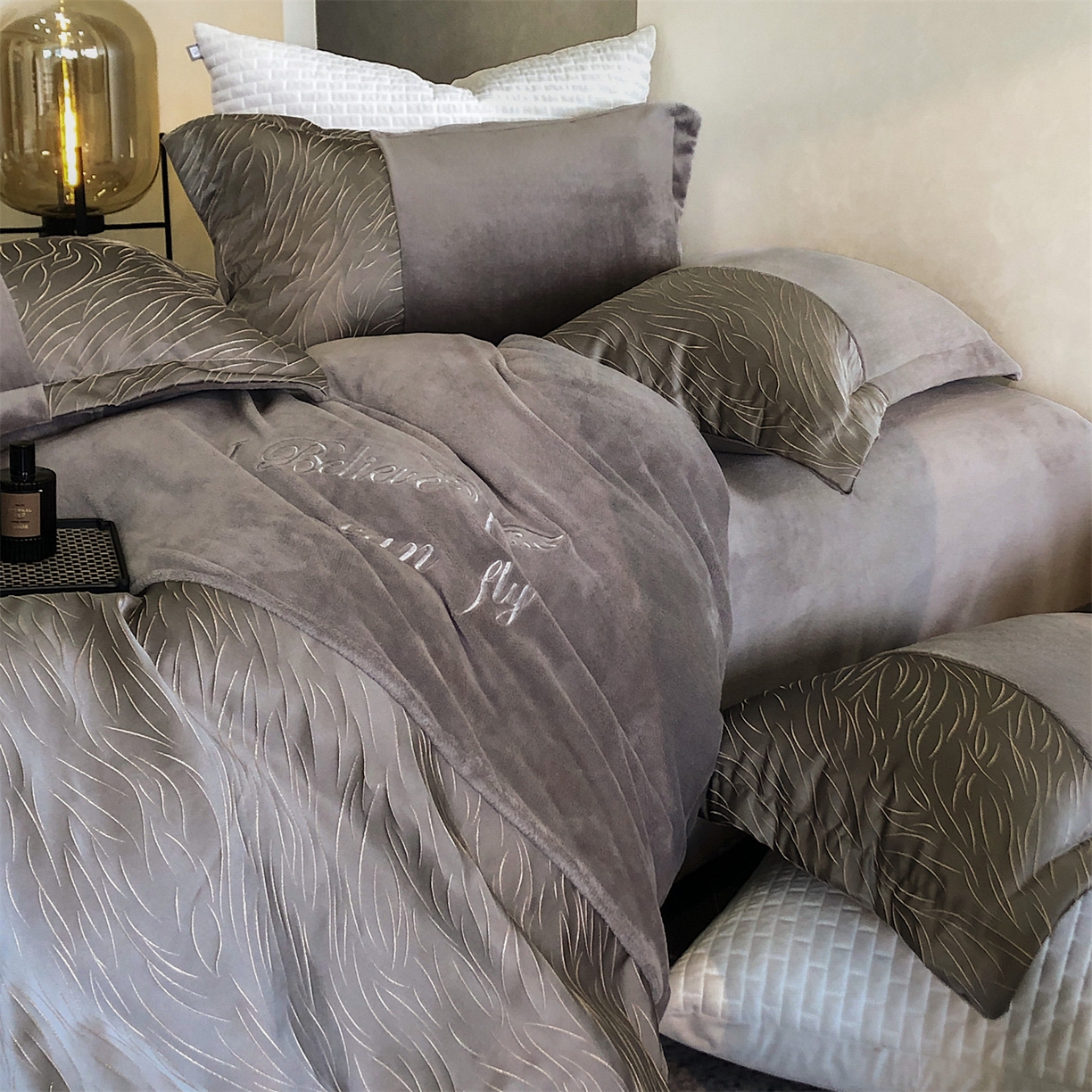 91家纺网 家纺一手货源 找家纺 换种生活 2025新款A类浮雕牛奶绒刺绣四件套 流动-灰