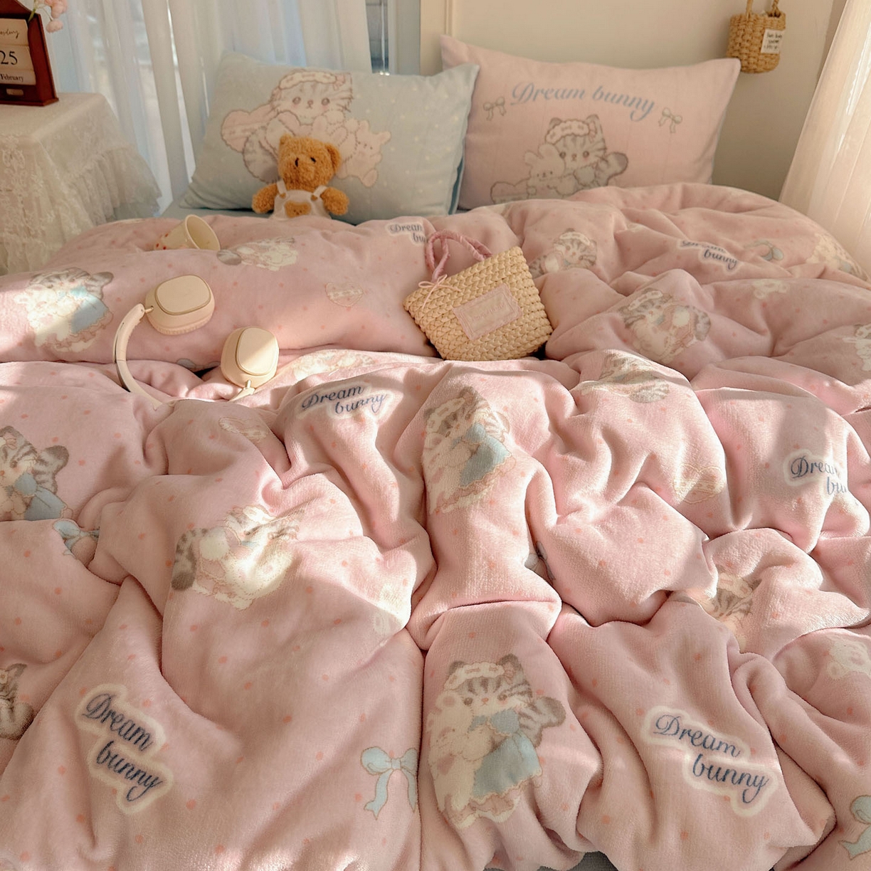 91家纺网 家纺一手货源 找家纺 美乐迪家纺 2025秋冬新款牛奶绒四件套 洛丽塔小猫