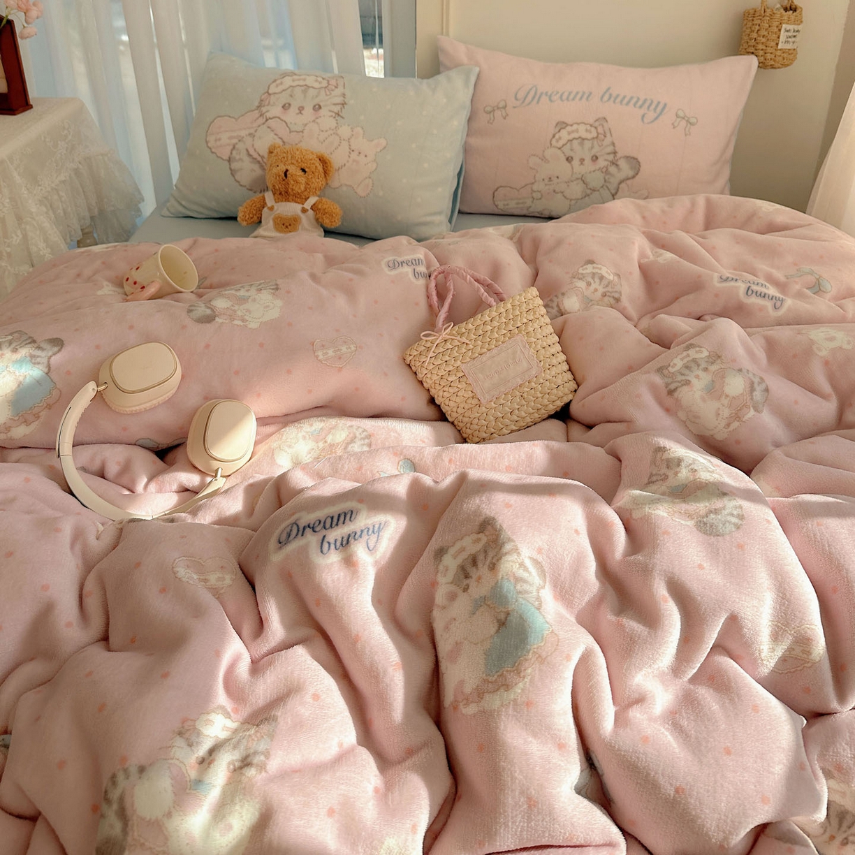 91家纺网 家纺一手货源 找家纺 美乐迪家纺 2025秋冬新款牛奶绒四件套 洛丽塔小猫