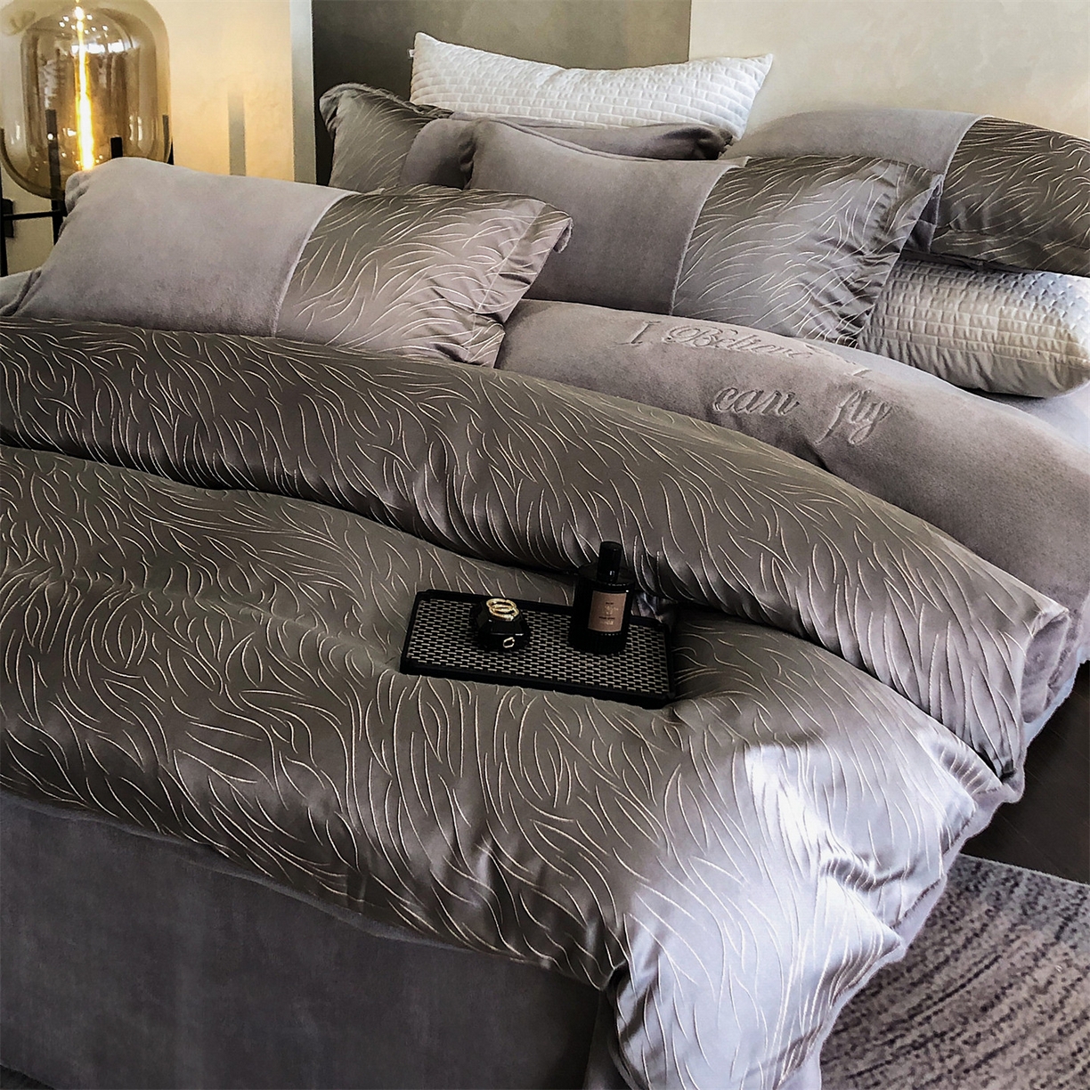 91家纺网 家纺一手货源 找家纺 换种生活 2025新款A类浮雕牛奶绒刺绣四件套 流动-灰