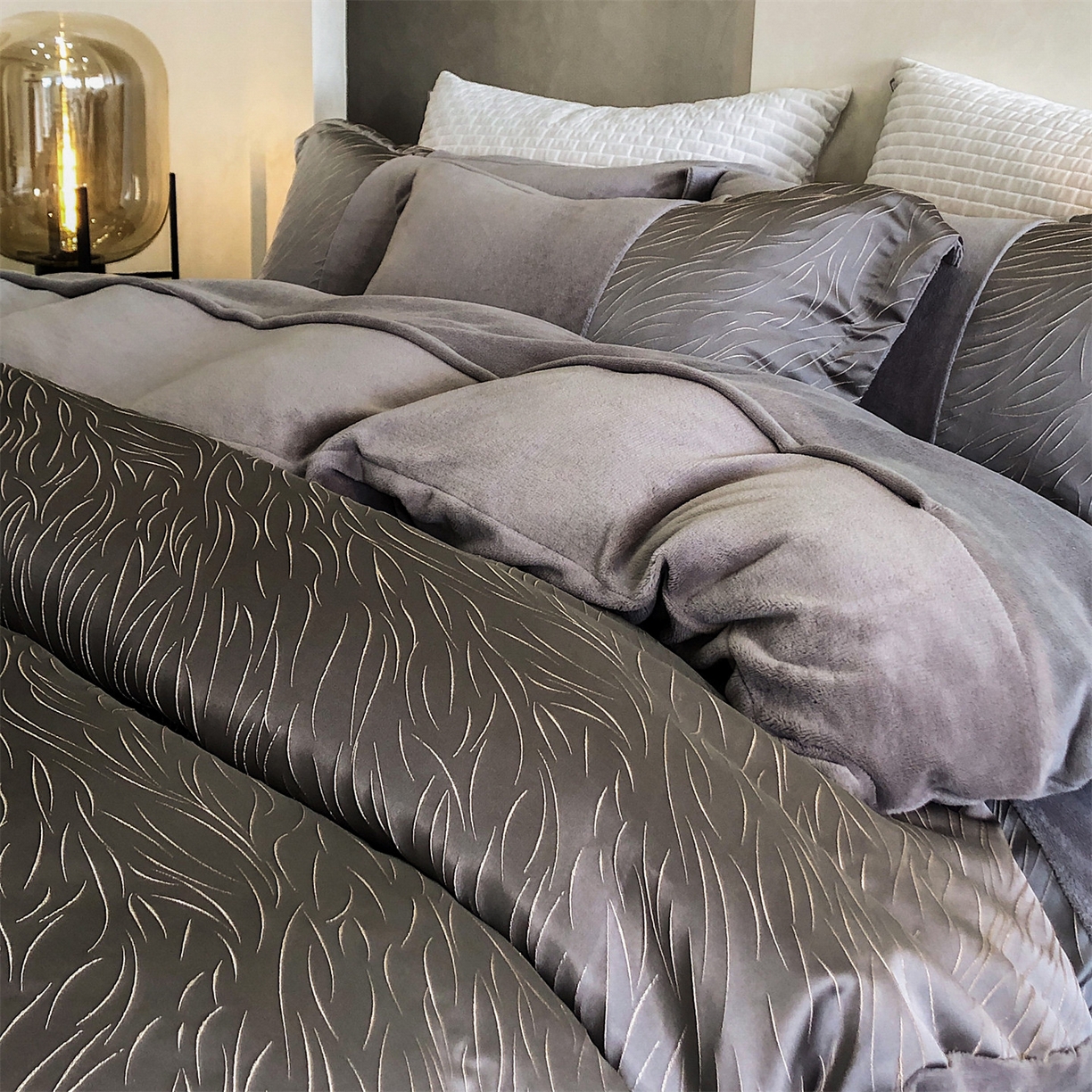 91家纺网 家纺一手货源 找家纺 换种生活 2025新款A类浮雕牛奶绒刺绣四件套 流动-灰