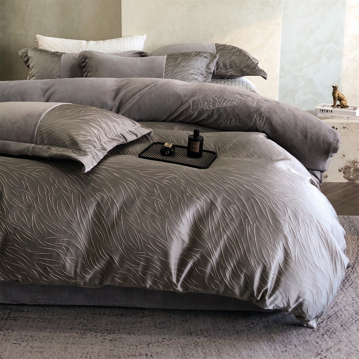 91家纺网 家纺一手货源 找家纺 换种生活 2025新款A类浮雕牛奶绒刺绣四件套 流动-灰