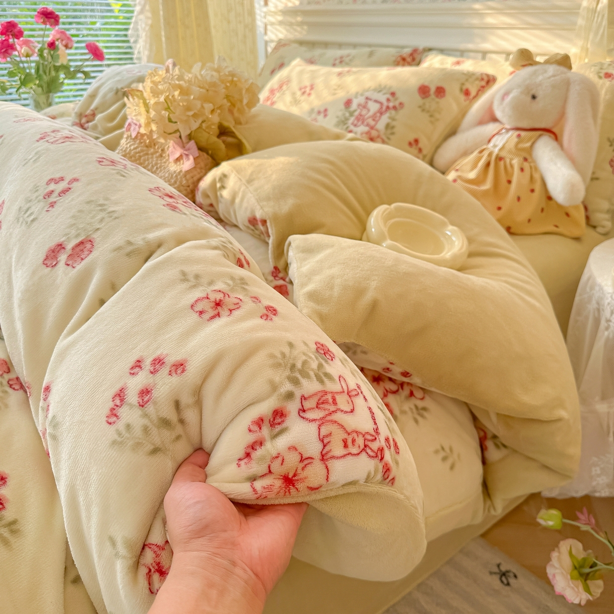 91家纺网 家纺一手货源 找家纺 韩巢家纺 2025新款高克重印花牛奶绒床品四件套 两小无猜