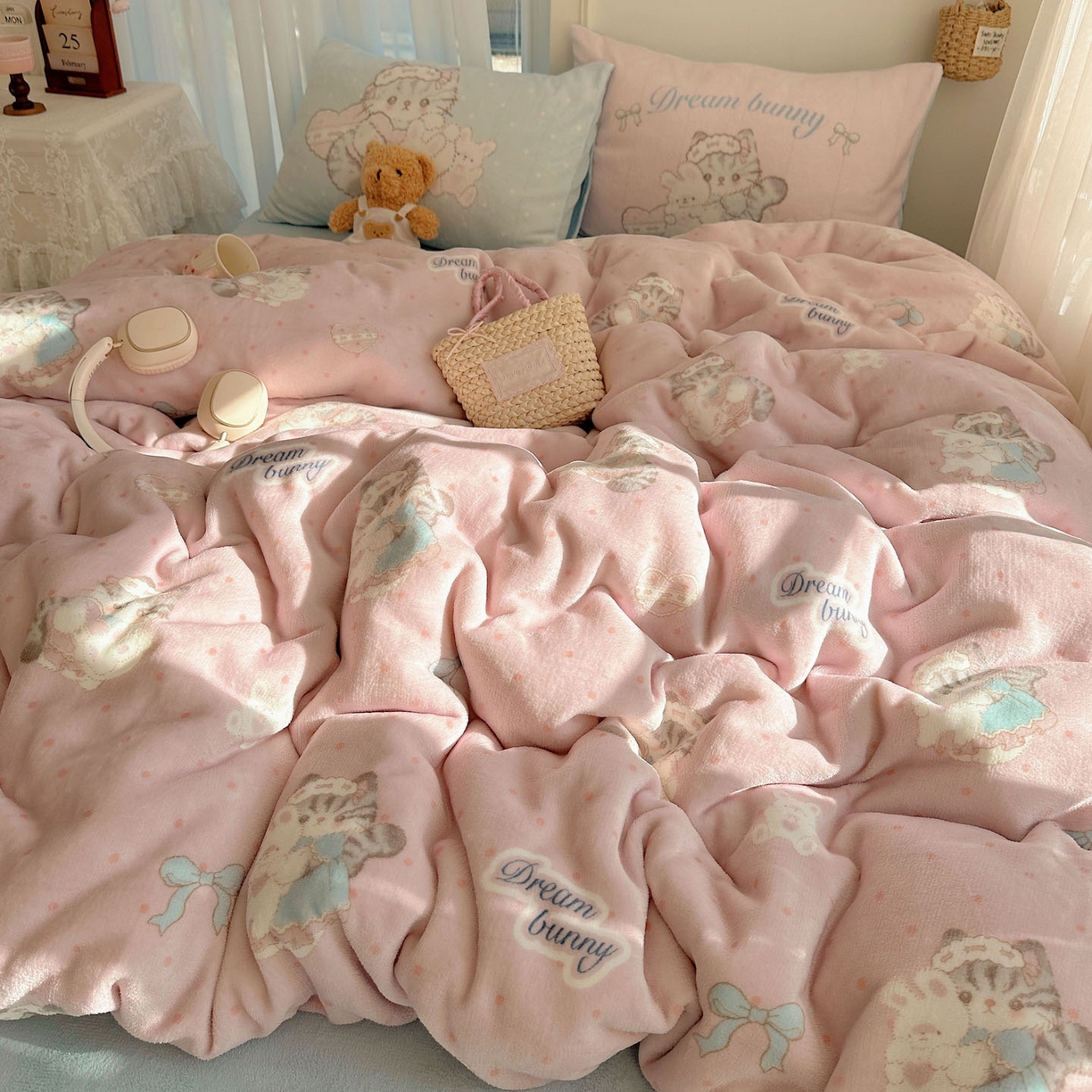 91家纺网 家纺一手货源 找家纺 美乐迪家纺 2025秋冬新款牛奶绒四件套 洛丽塔小猫