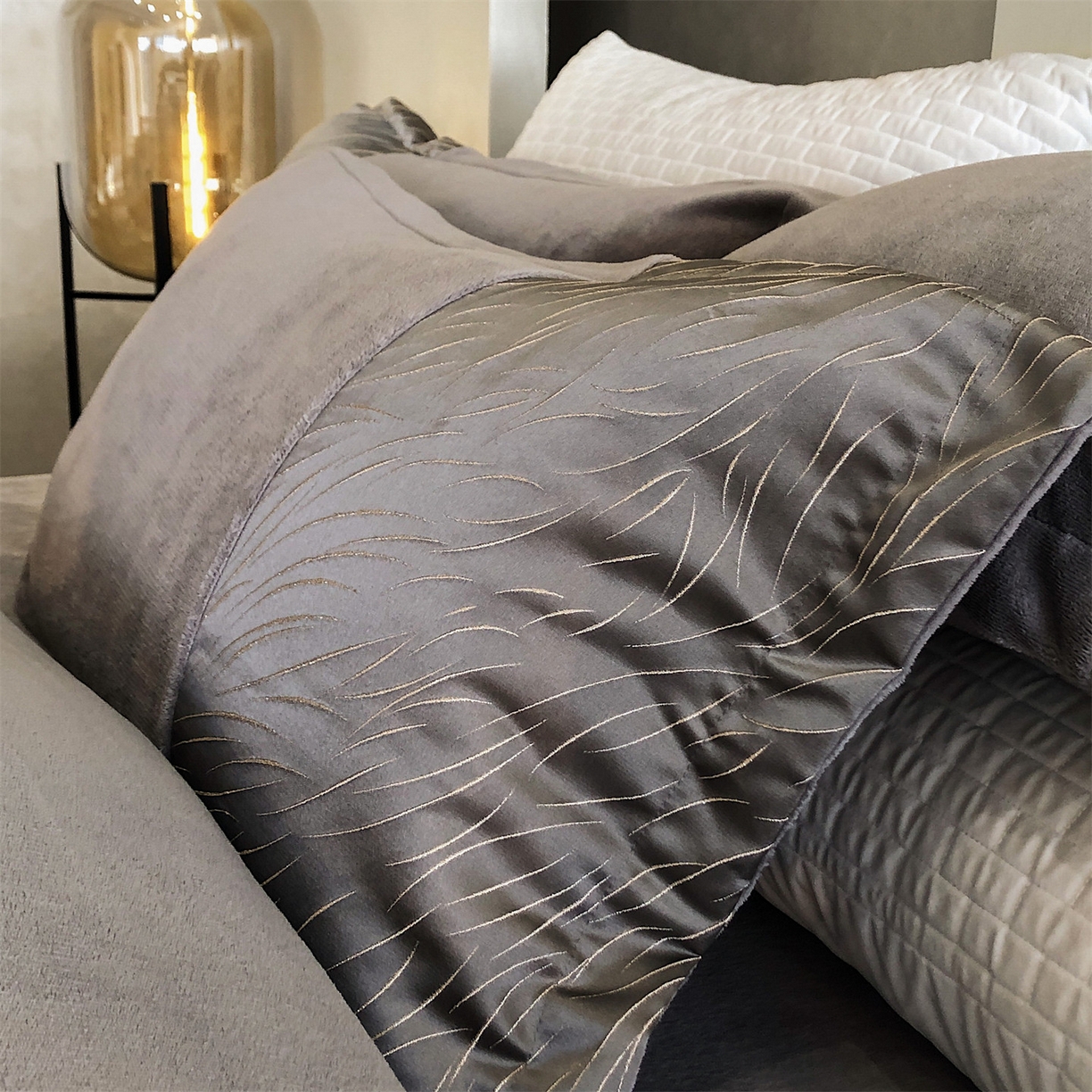 91家纺网 家纺一手货源 找家纺 换种生活 2025新款A类浮雕牛奶绒刺绣四件套 流动-灰