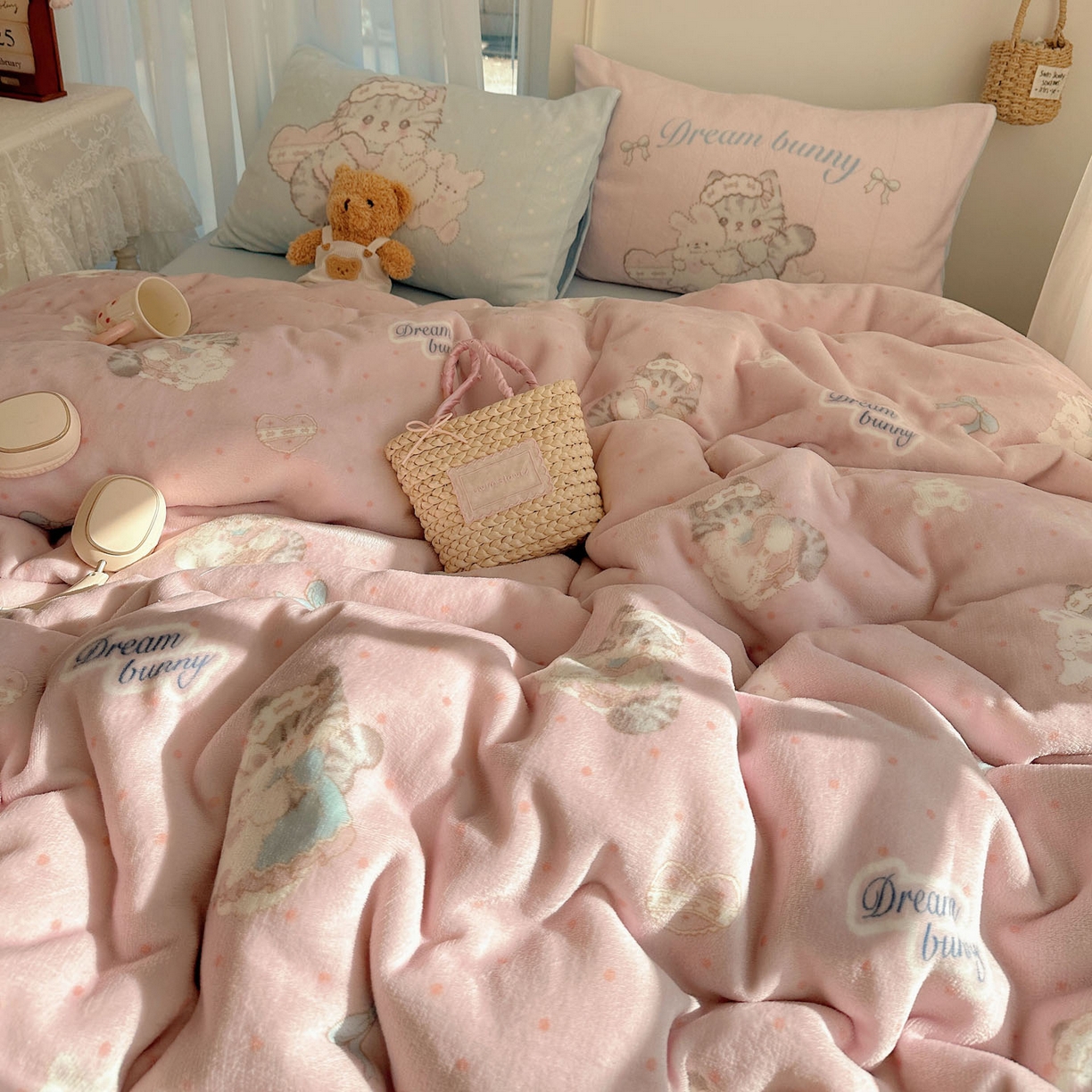 91家纺网 家纺一手货源 找家纺 美乐迪家纺 2025秋冬新款牛奶绒四件套 洛丽塔小猫