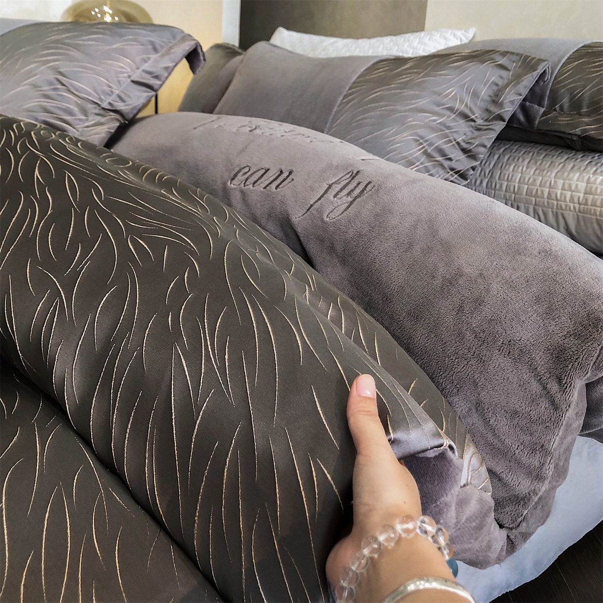 91家纺网 家纺一手货源 找家纺 换种生活 2025新款A类浮雕牛奶绒刺绣四件套 流动-灰