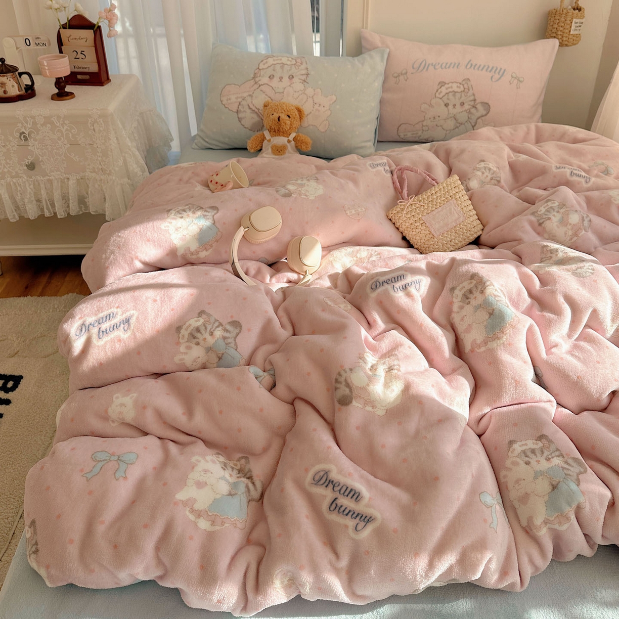 91家纺网 家纺一手货源 找家纺 美乐迪家纺 2025秋冬新款牛奶绒四件套 洛丽塔小猫