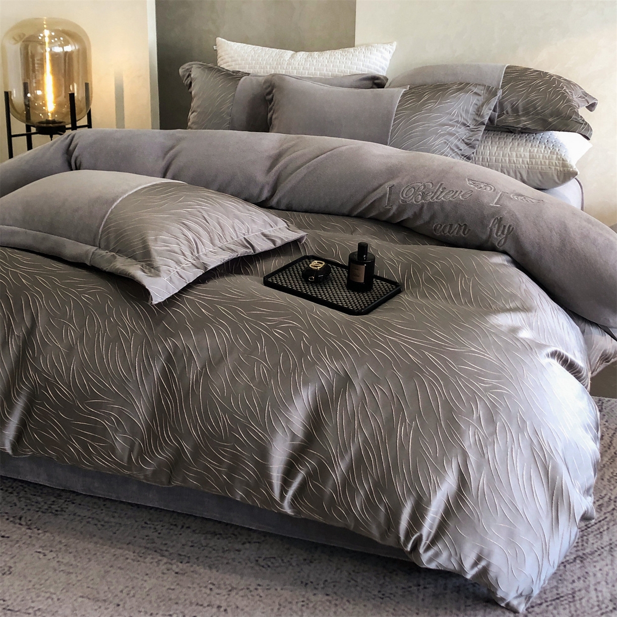 91家纺网 家纺一手货源 找家纺 换种生活 2025新款A类浮雕牛奶绒刺绣四件套 流动-灰