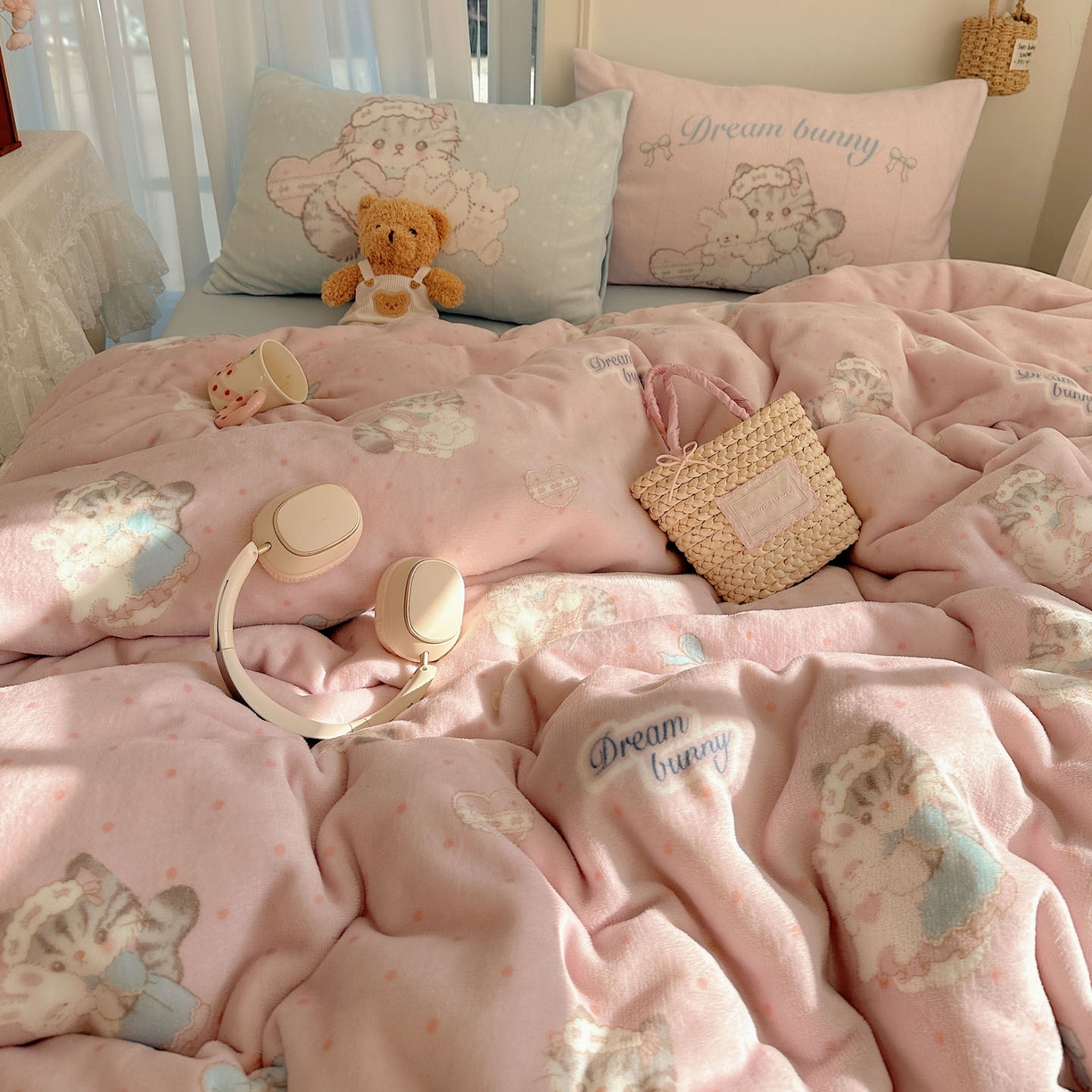 91家纺网 家纺一手货源 找家纺 美乐迪家纺 2025秋冬新款牛奶绒四件套 洛丽塔小猫