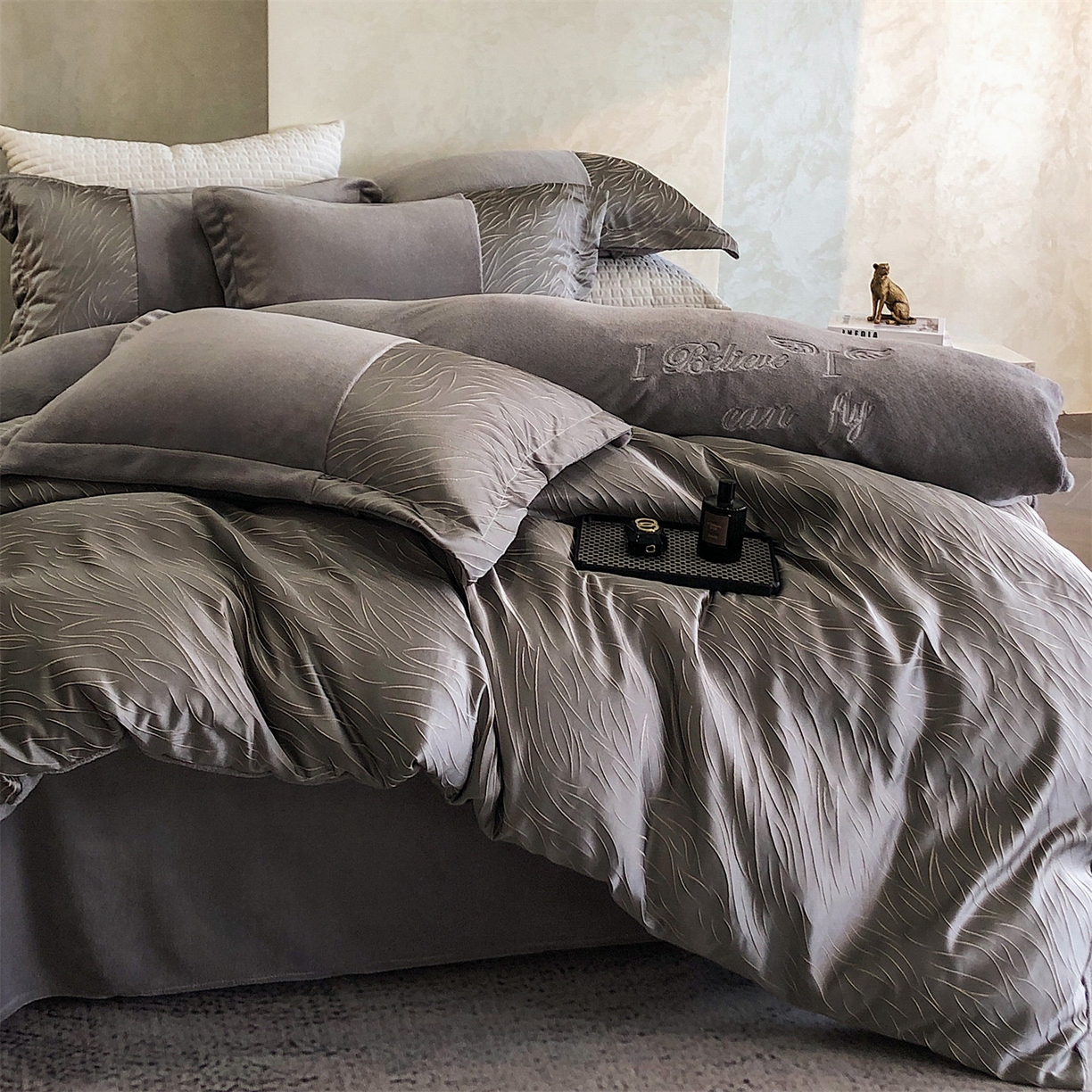 91家纺网 家纺一手货源 找家纺 换种生活 2025新款A类浮雕牛奶绒刺绣四件套 流动-灰