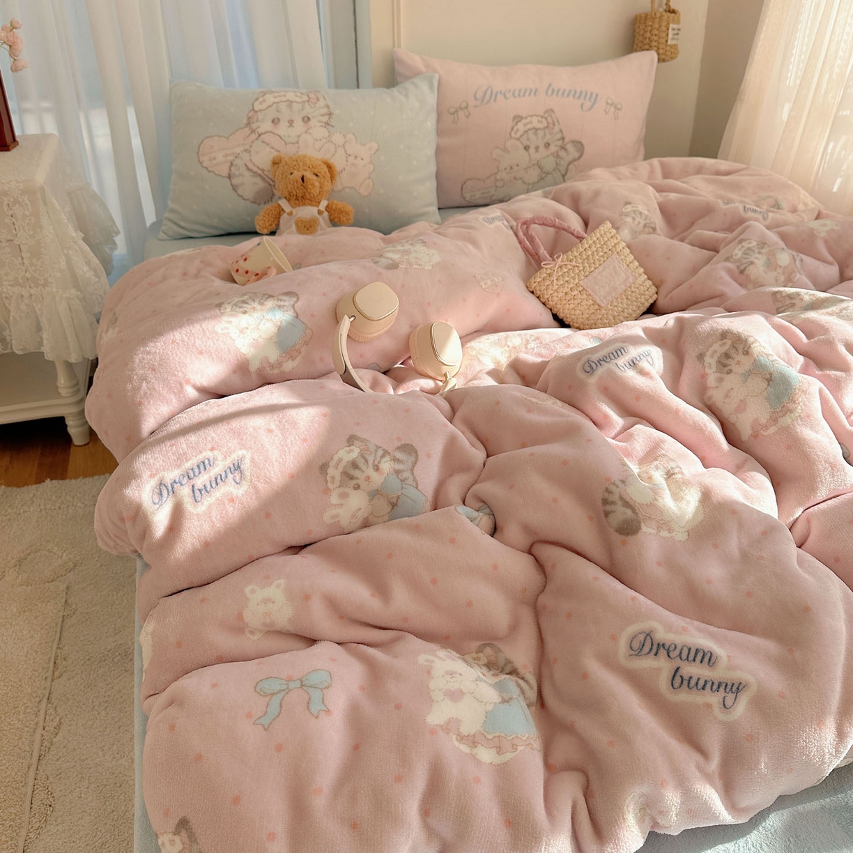 91家纺网 家纺一手货源 找家纺 美乐迪家纺 2025秋冬新款牛奶绒四件套 洛丽塔小猫