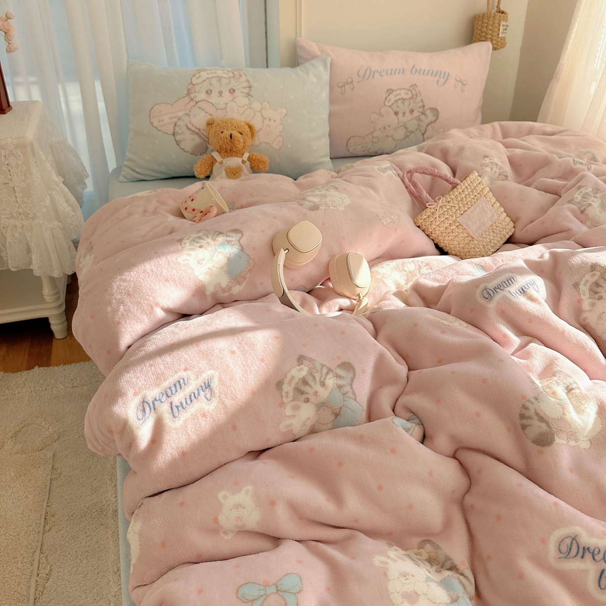 91家纺网 家纺一手货源 找家纺 美乐迪家纺 2025秋冬新款牛奶绒四件套 洛丽塔小猫