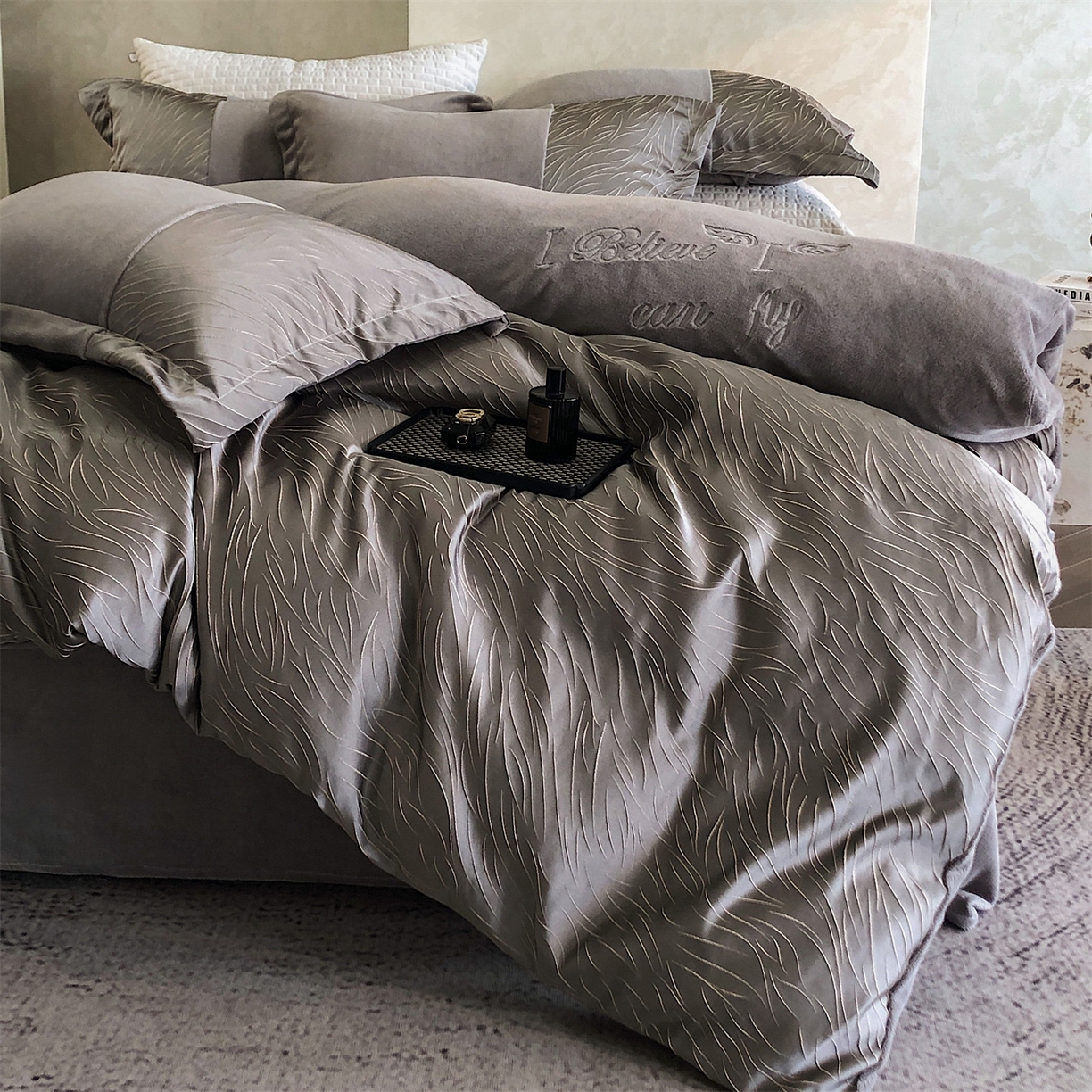 91家纺网 家纺一手货源 找家纺 换种生活 2025新款A类浮雕牛奶绒刺绣四件套 流动-灰