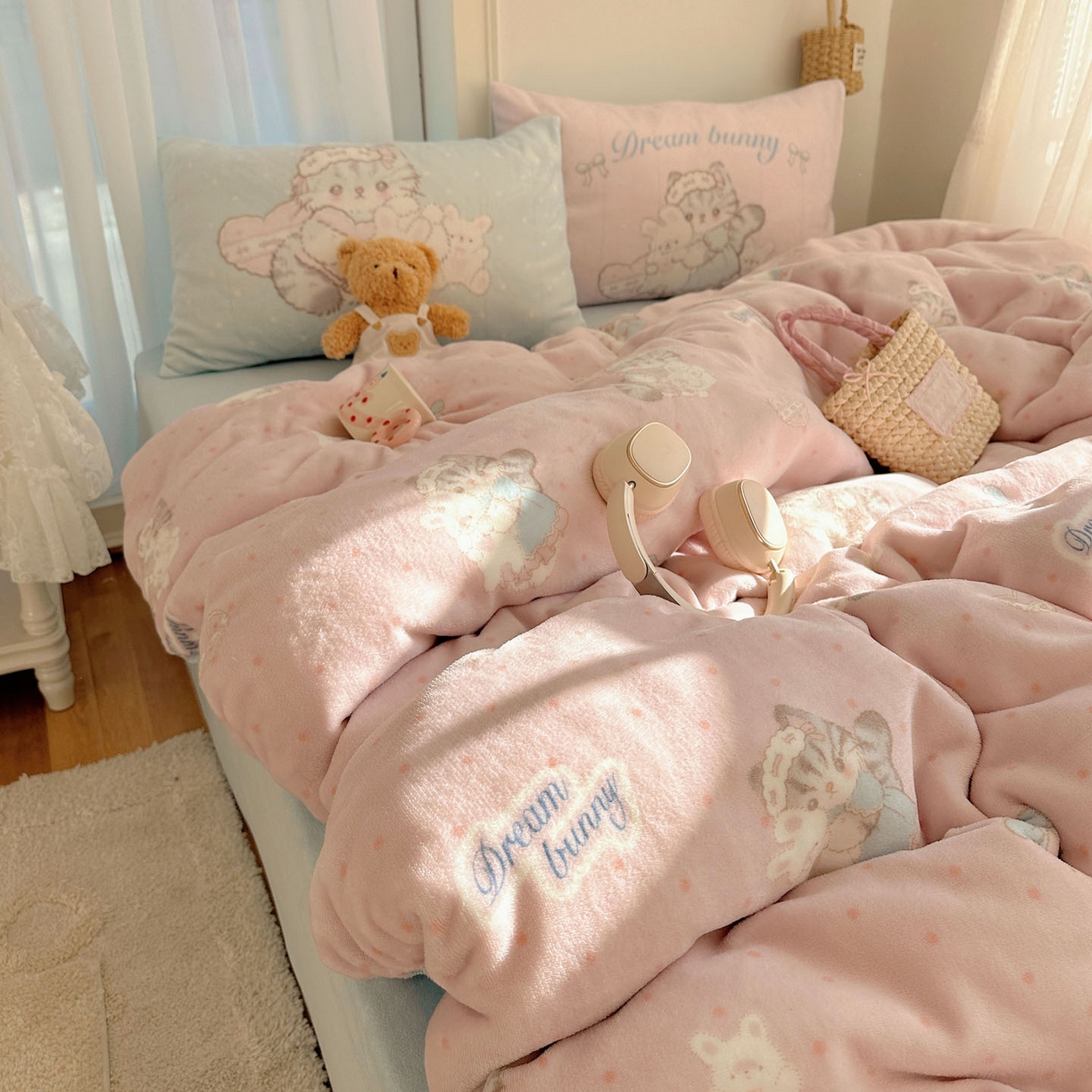 91家纺网 家纺一手货源 找家纺 美乐迪家纺 2025秋冬新款牛奶绒四件套 洛丽塔小猫