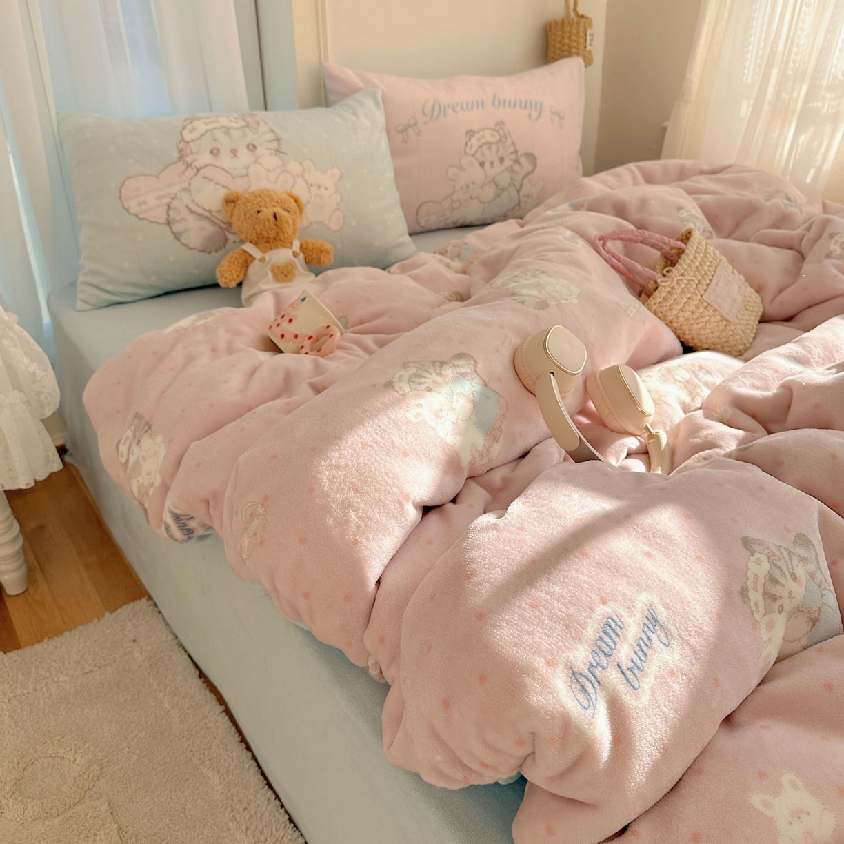 91家纺网 家纺一手货源 找家纺 美乐迪家纺 2025秋冬新款牛奶绒四件套 洛丽塔小猫