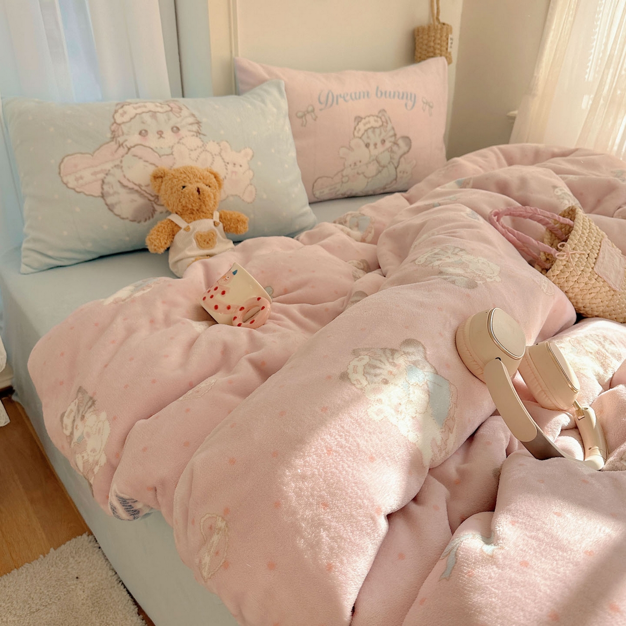 91家纺网 家纺一手货源 找家纺 美乐迪家纺 2025秋冬新款牛奶绒四件套 洛丽塔小猫