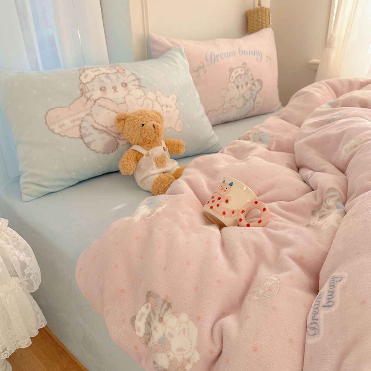 91家纺网 家纺一手货源 找家纺 美乐迪家纺 2025秋冬新款牛奶绒四件套 洛丽塔小猫