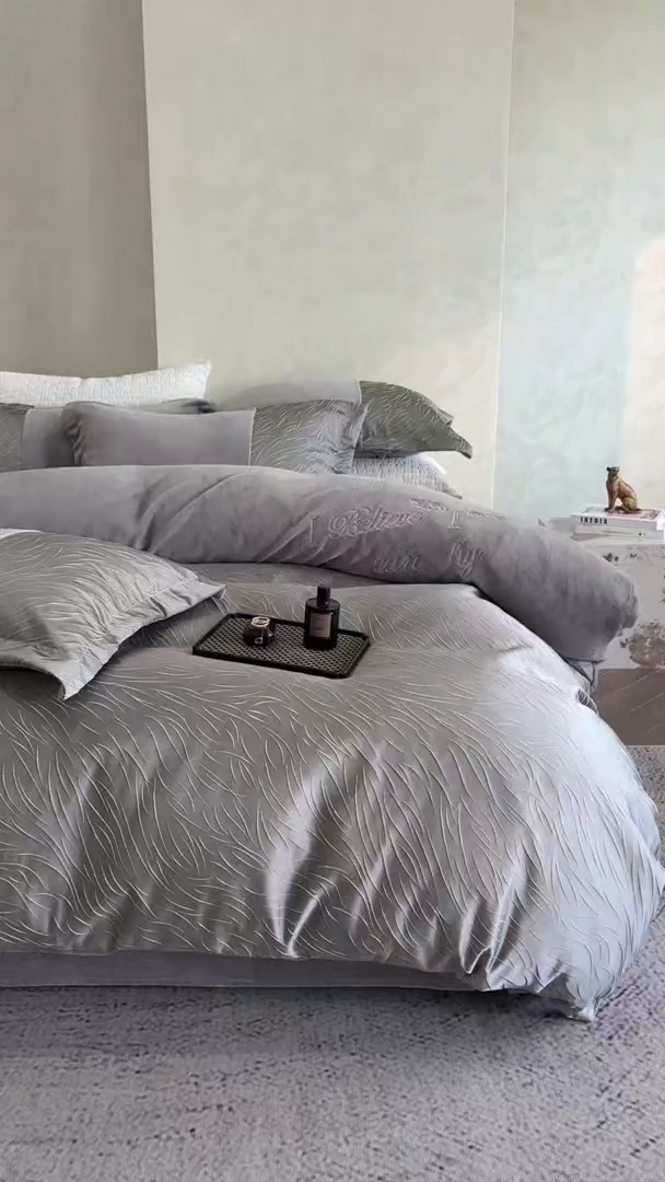 91家纺网 家纺一手货源 找家纺 换种生活 2025新款A类浮雕牛奶绒刺绣四件套 流动-灰