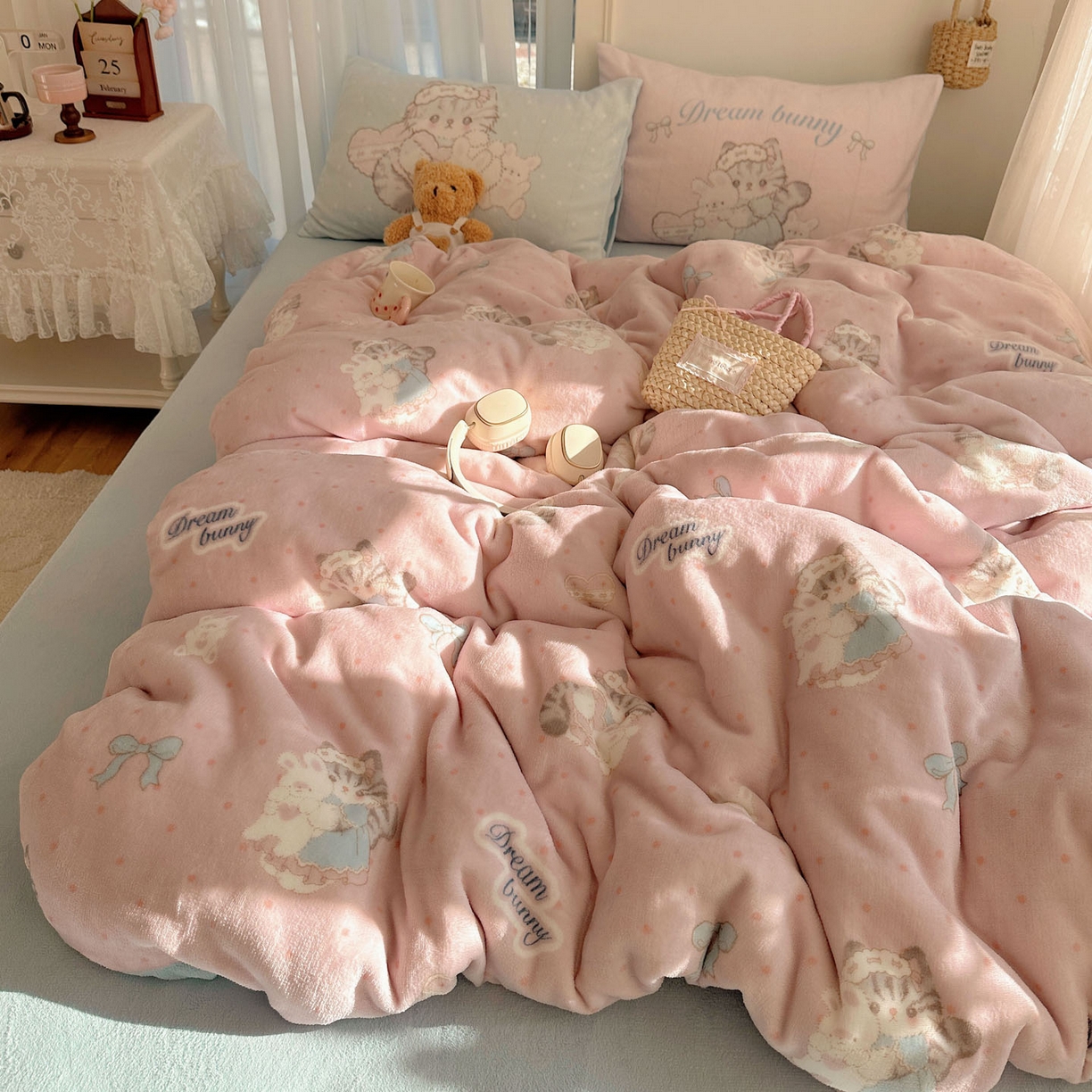 91家纺网 家纺一手货源 找家纺 美乐迪家纺 2025秋冬新款牛奶绒四件套 洛丽塔小猫