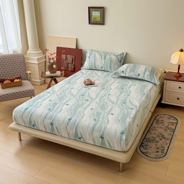 91家纺网 家纺一手货源 找家纺 LIFE.丽芙 2025秋冬新款A类牛奶绒230g立体雕花加厚单层床笠单件床垫子保护套罩子三件套 镜花蝶梦-绿