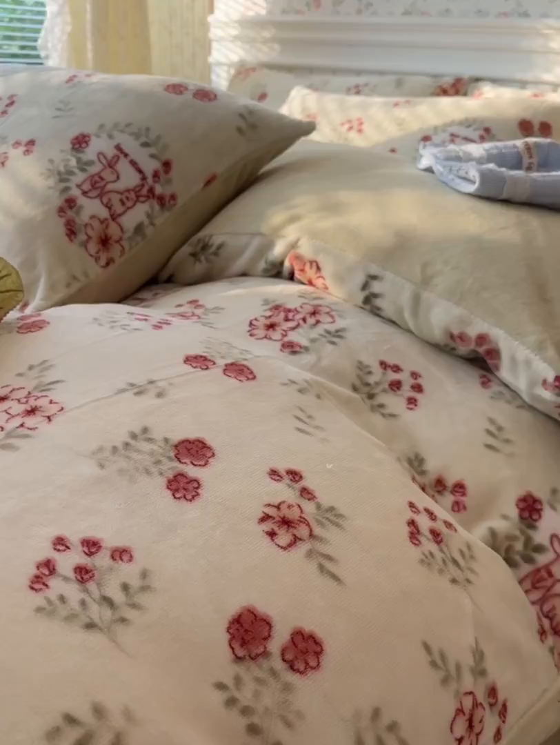 91家纺网 家纺一手货源 找家纺 韩巢家纺 2025新款高克重印花牛奶绒床品四件套 两小无猜