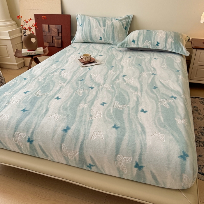 91家纺网 家纺一手货源 找家纺 LIFE.丽芙 2025秋冬新款A类牛奶绒230g立体雕花加厚单层床笠单件床垫子保护套罩子三件套 镜花蝶梦-绿