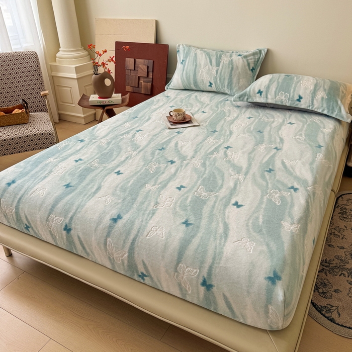 91家纺网 家纺一手货源 找家纺 LIFE.丽芙 2025秋冬新款A类牛奶绒230g立体雕花加厚单层床笠单件床垫子保护套罩子三件套 镜花蝶梦-绿