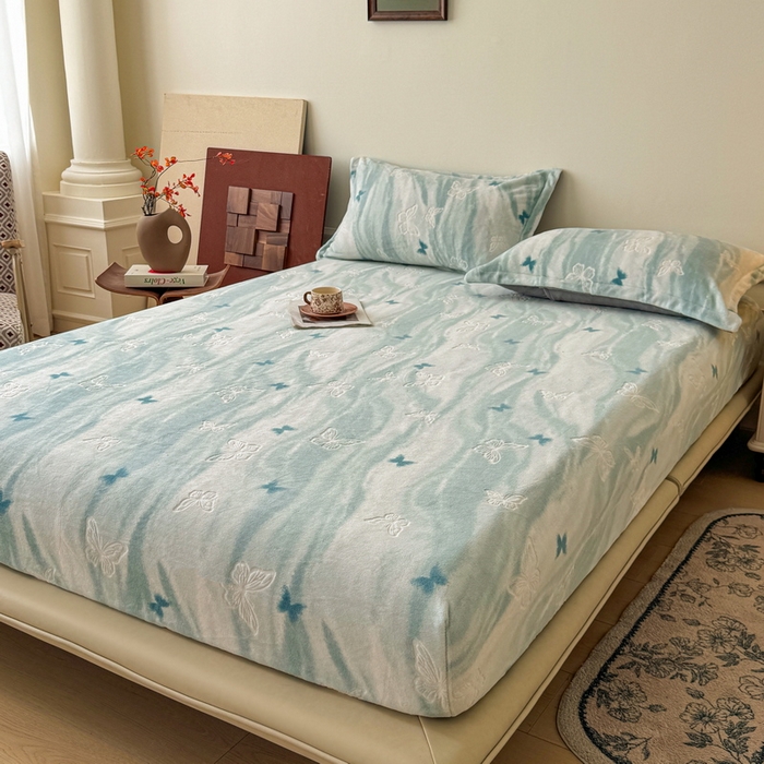 91家纺网 家纺一手货源 找家纺 LIFE.丽芙 2025秋冬新款A类牛奶绒230g立体雕花加厚单层床笠单件床垫子保护套罩子三件套 镜花蝶梦-绿