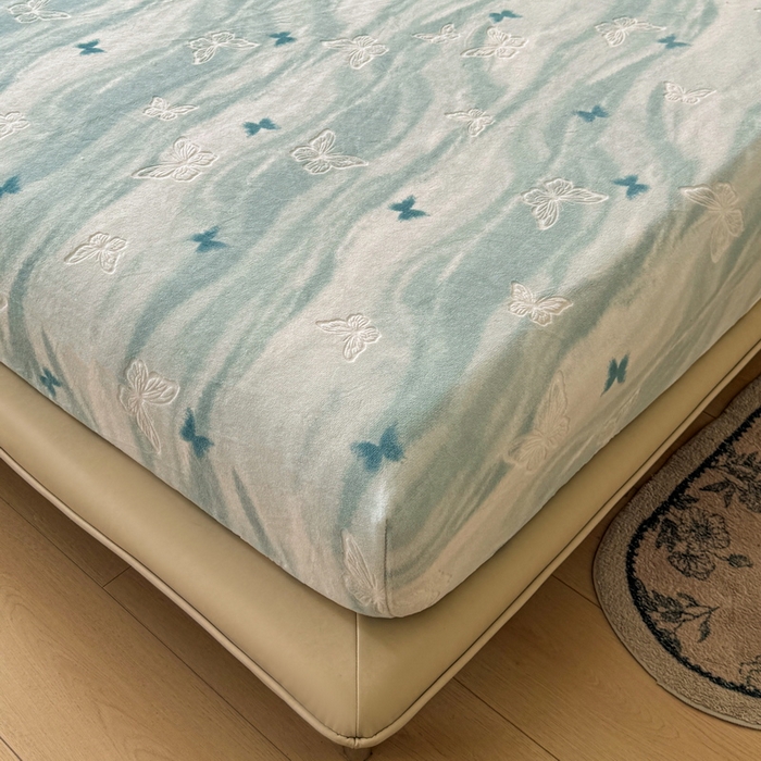 91家纺网 家纺一手货源 找家纺 LIFE.丽芙 2025秋冬新款A类牛奶绒230g立体雕花加厚单层床笠单件床垫子保护套罩子三件套 镜花蝶梦-绿