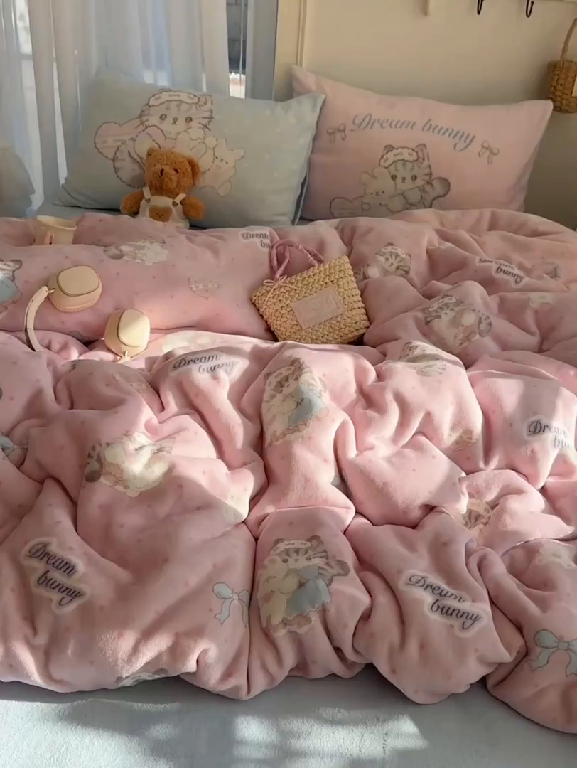 91家纺网 家纺一手货源 找家纺 美乐迪家纺 2025秋冬新款牛奶绒四件套 洛丽塔小猫