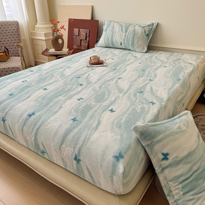 91家纺网 家纺一手货源 找家纺 LIFE.丽芙 2025秋冬新款A类牛奶绒230g立体雕花加厚单层床笠单件床垫子保护套罩子三件套 镜花蝶梦-绿