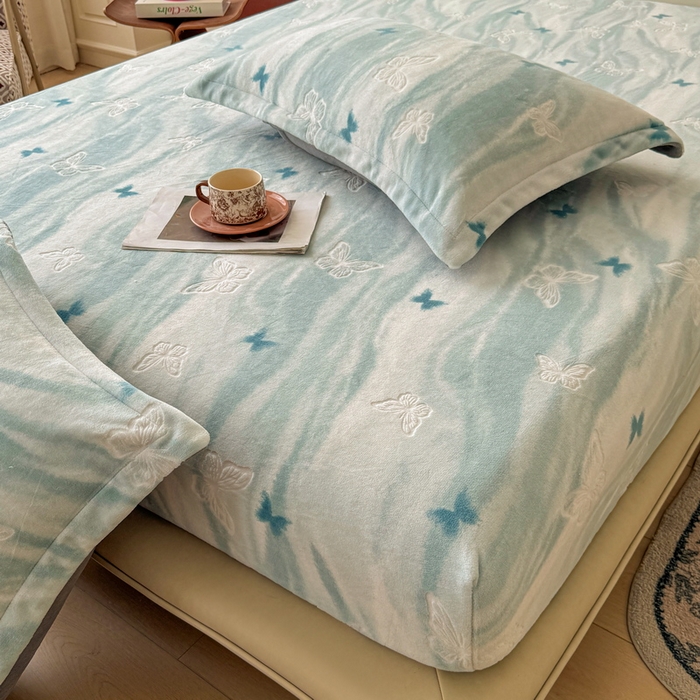 91家纺网 家纺一手货源 找家纺 LIFE.丽芙 2025秋冬新款A类牛奶绒230g立体雕花加厚单层床笠单件床垫子保护套罩子三件套 镜花蝶梦-绿