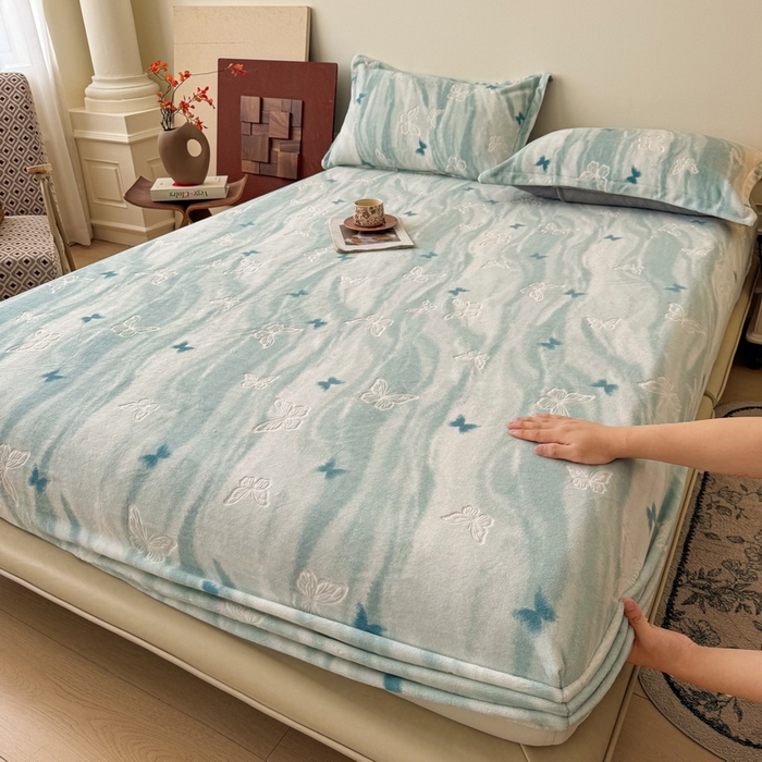 91家纺网 家纺一手货源 找家纺 LIFE.丽芙 2025秋冬新款A类牛奶绒230g立体雕花加厚单层床笠单件床垫子保护套罩子三件套 镜花蝶梦-绿