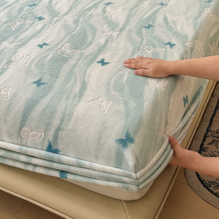 91家纺网 家纺一手货源 找家纺 LIFE.丽芙 2025秋冬新款A类牛奶绒230g立体雕花加厚单层床笠单件床垫子保护套罩子三件套 镜花蝶梦-绿