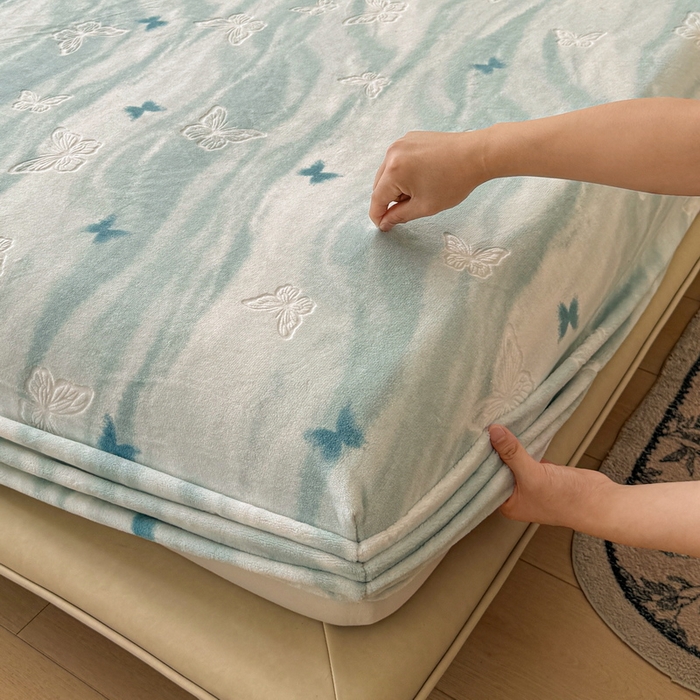 91家纺网 家纺一手货源 找家纺 LIFE.丽芙 2025秋冬新款A类牛奶绒230g立体雕花加厚单层床笠单件床垫子保护套罩子三件套 镜花蝶梦-绿