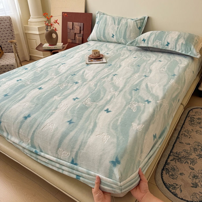 91家纺网 家纺一手货源 找家纺 LIFE.丽芙 2025秋冬新款A类牛奶绒230g立体雕花加厚单层床笠单件床垫子保护套罩子三件套 镜花蝶梦-绿