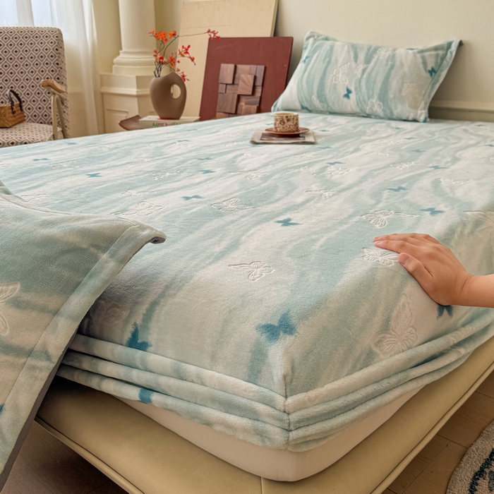 91家纺网 家纺一手货源 找家纺 LIFE.丽芙 2025秋冬新款A类牛奶绒230g立体雕花加厚单层床笠单件床垫子保护套罩子三件套 镜花蝶梦-绿