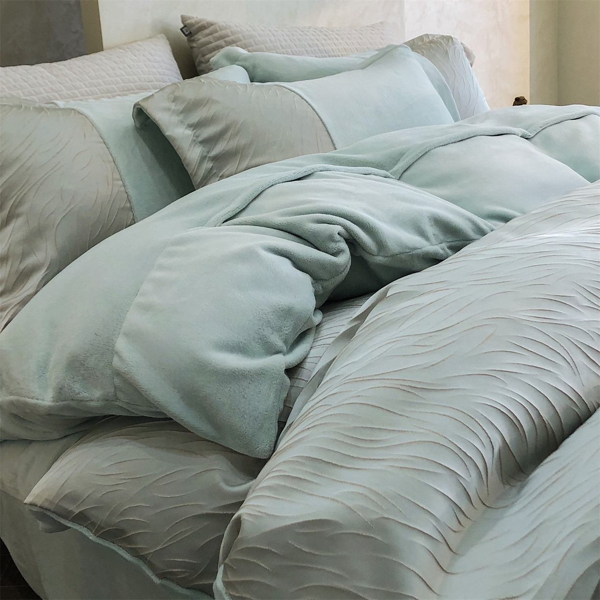 91家纺网 家纺一手货源 找家纺 换种生活 2025新款A类浮雕牛奶绒刺绣四件套 流动-绿