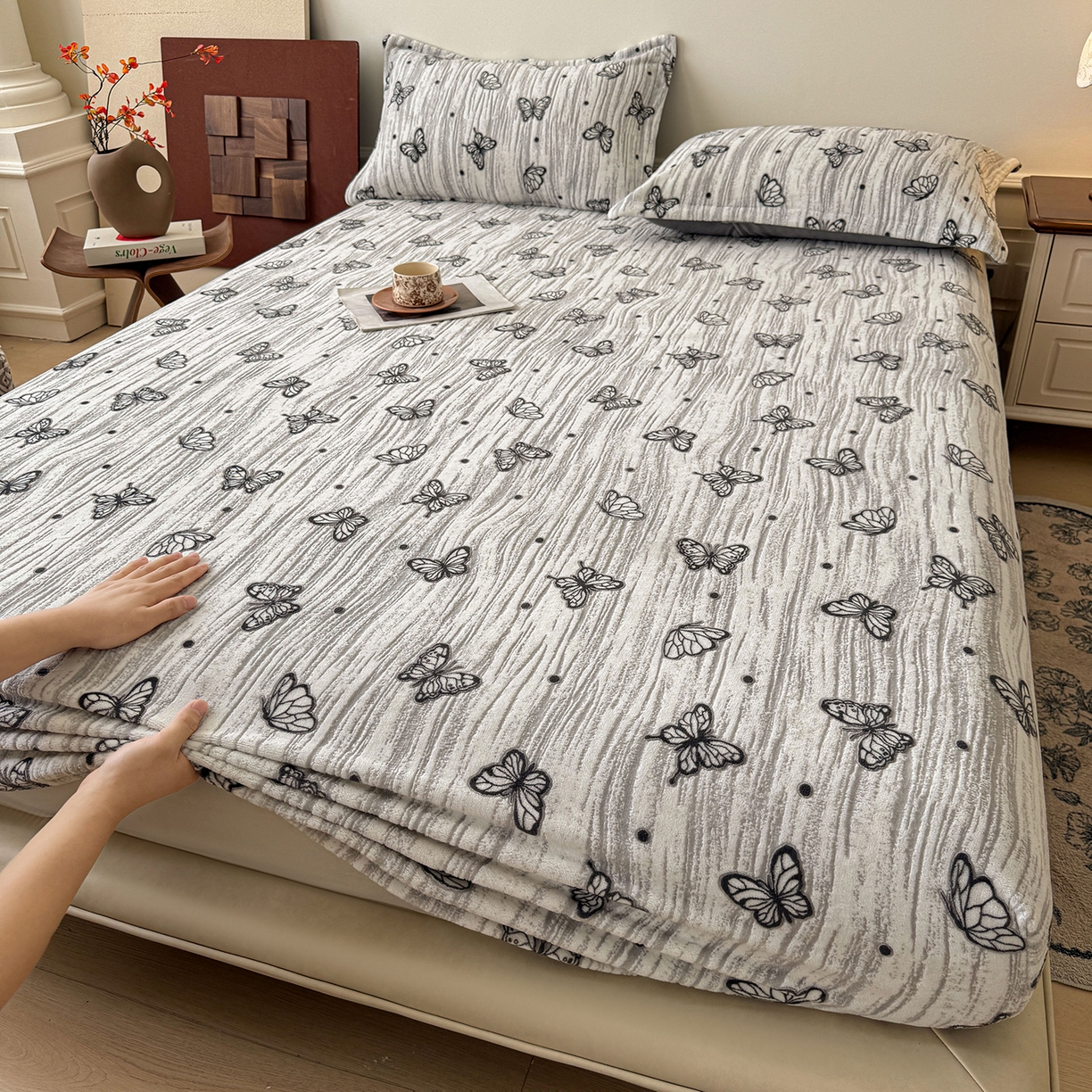 LIFE.丽芙 2025秋冬新款A类牛奶绒230g立体雕花加厚单层床笠单件床垫子保护套罩子三件套 蝶舞纷飞-灰