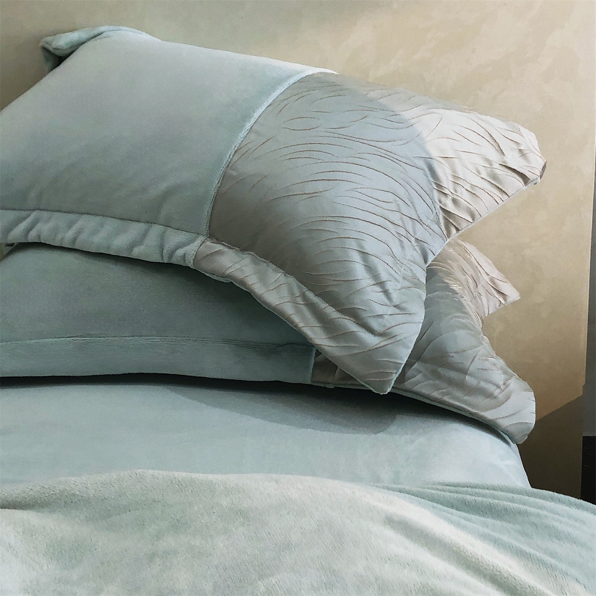 91家纺网 家纺一手货源 找家纺 换种生活 2025新款A类浮雕牛奶绒刺绣四件套 流动-绿