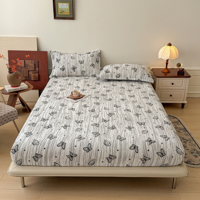 91家纺网 家纺一手货源 找家纺 LIFE.丽芙 2025秋冬新款A类牛奶绒230g立体雕花加厚单层床笠单件床垫子保护套罩子三件套 蝶舞纷飞-灰