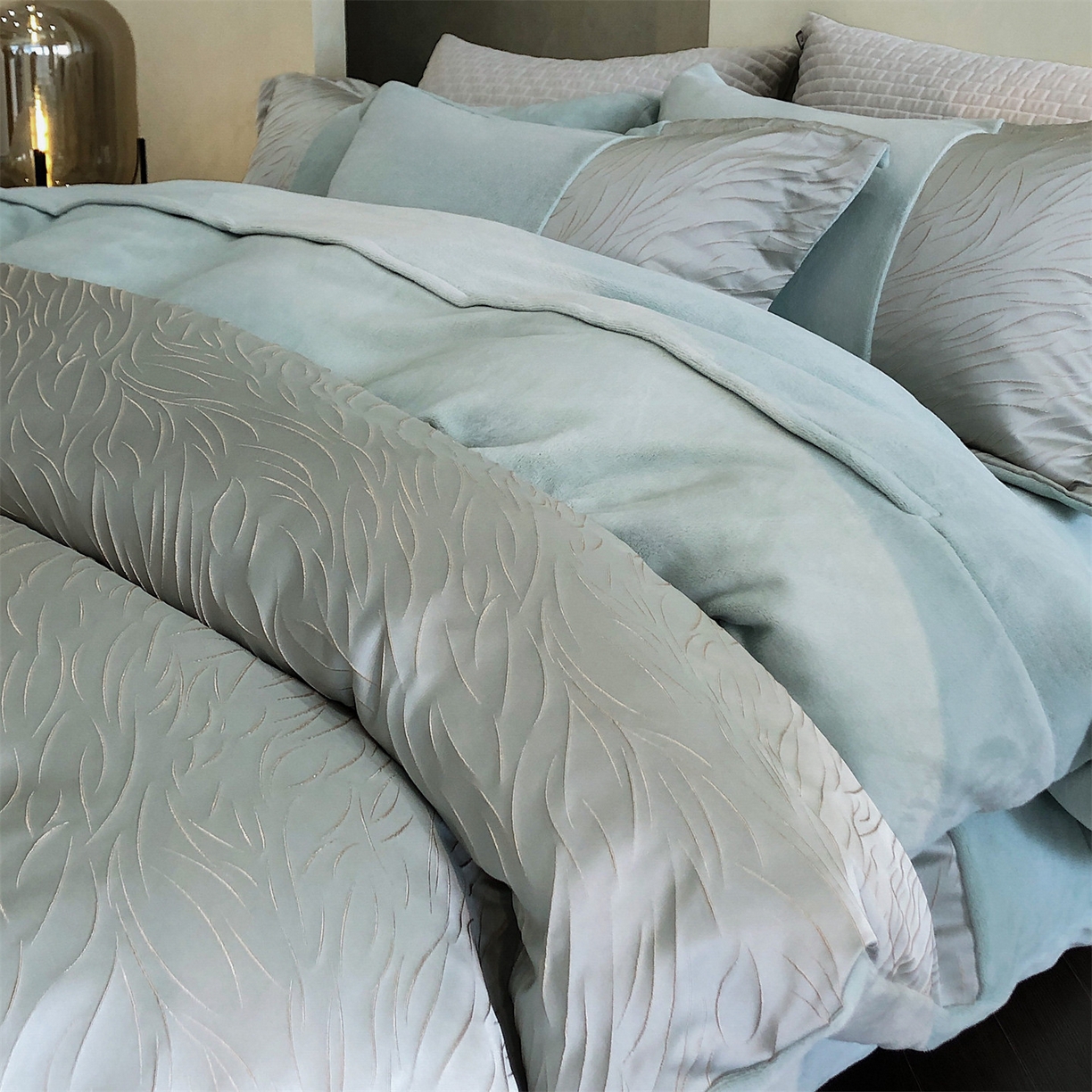 91家纺网 家纺一手货源 找家纺 换种生活 2025新款A类浮雕牛奶绒刺绣四件套 流动-绿