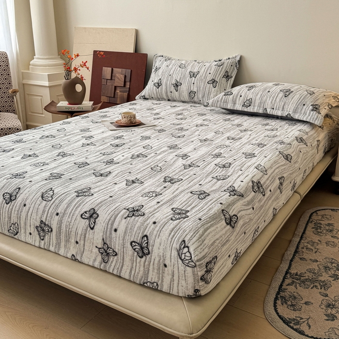 91家纺网 家纺一手货源 找家纺 LIFE.丽芙 2025秋冬新款A类牛奶绒230g立体雕花加厚单层床笠单件床垫子保护套罩子三件套 蝶舞纷飞-灰